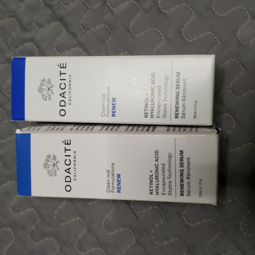 Odacité Renewing Serum - Blue and White